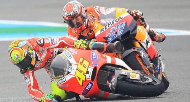 Stoner Senang Rossi Menderita di Ducati, Pembalap Banyak Omong