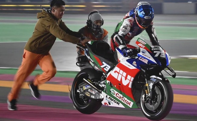 MotoGP Qatar: Kecelakaan Misterius Alex, Duga Asap Motor Oliviera Penyebabnya