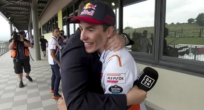 Lorenzo Peluk Marquez Usai Umumkan Mundur Sementara dari MotoGP