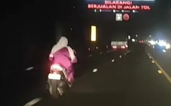 Emak emak naik motor masuk tol 1