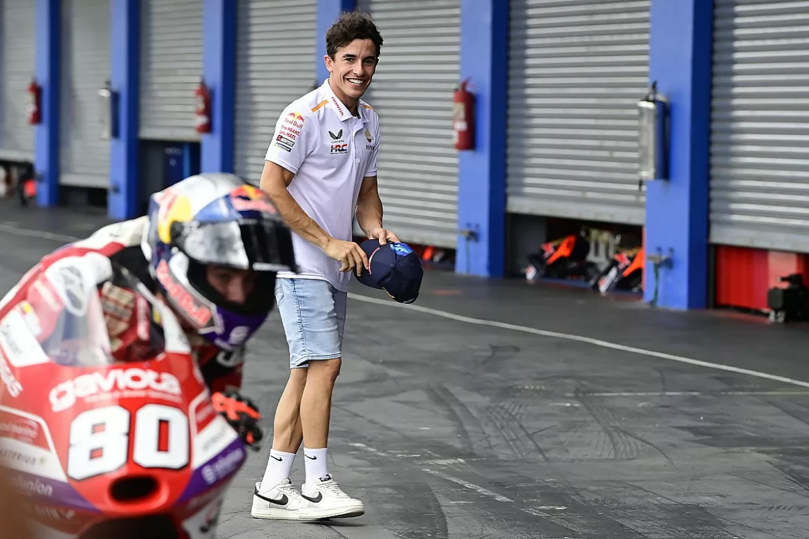 marc marquez congratulates dav