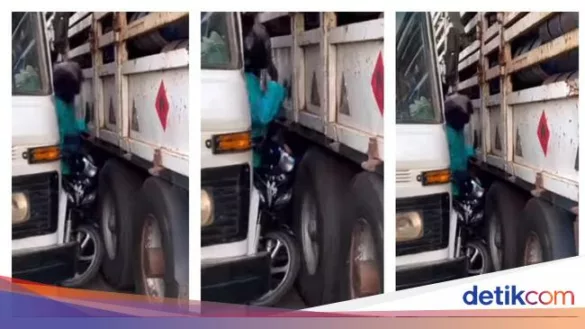 pemotor terjepit 2 truk besar 169