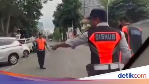 petugas dishub dki ditabrak pemobil hingga dia terpaksa melompat dan menemplok di kap mobil pemobil acungkan jari tengah sebel 169