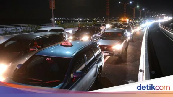 potret turis jalan kaki ke bandara ngurah rai imbas lalin bali macet parah 1 169