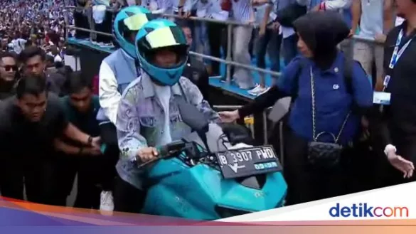 gibran rakabuming naik motor listrik 169