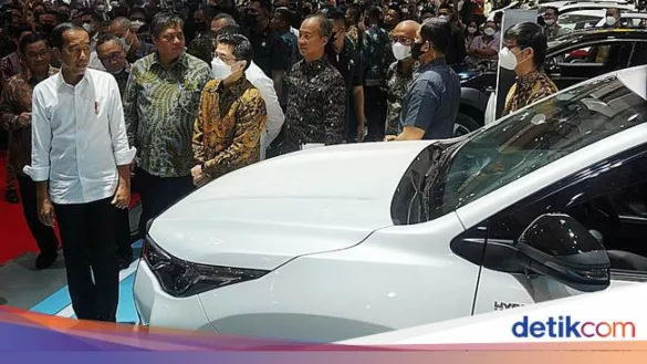 jokowi jajal kabin kijang innova zenix di iims 2023 3 169