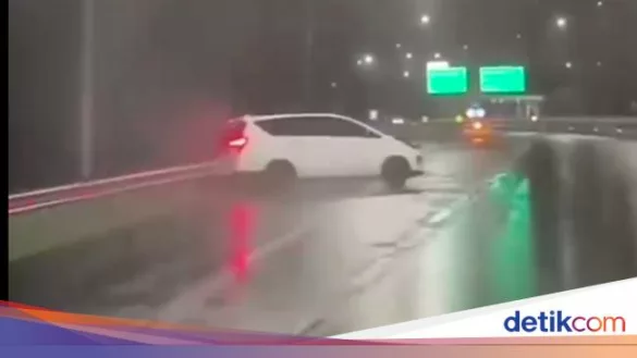 kijang innova melintir di tol 169