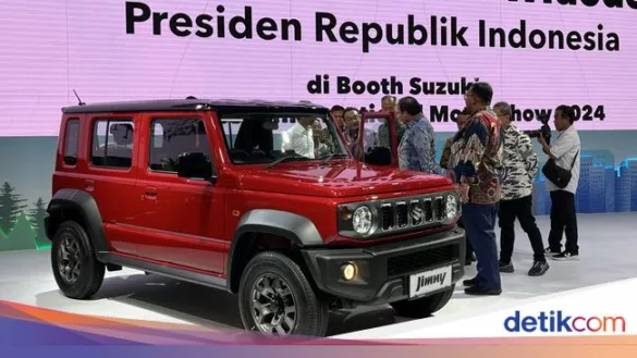 presiden jokowi di booth suzuki melihat jimny 5 pintu pada gelaran iims 2024 1 169