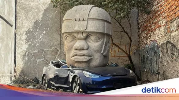 waduh mobil mewah tesla hancur ditiban patung kepala olmec 9 ton 1 169