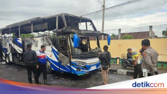 bus terbakar 1 169