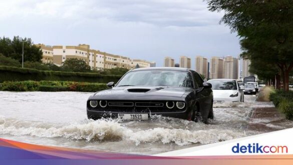 penampakan banjir merendam jalan jalan di dubai usai hujan deras 3 169