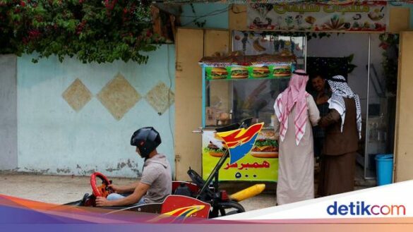 kreatif pria ini bikin mobil dari barang bekas untuk antar makanan 169