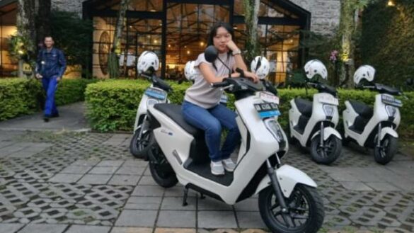 natsha angelina pengguna motor listrik