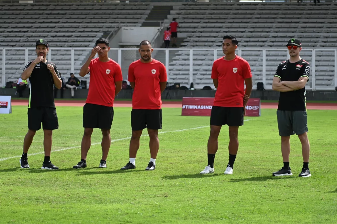 Pembalap VR46 Racing Tantang Pesepak Bola Indonesia di Lapangan